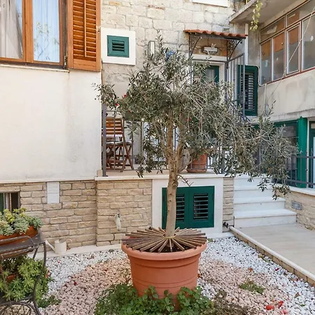 Cambi Apartment Split