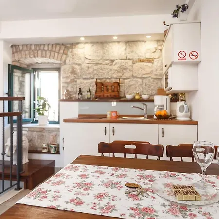 Cambi Apartment Split